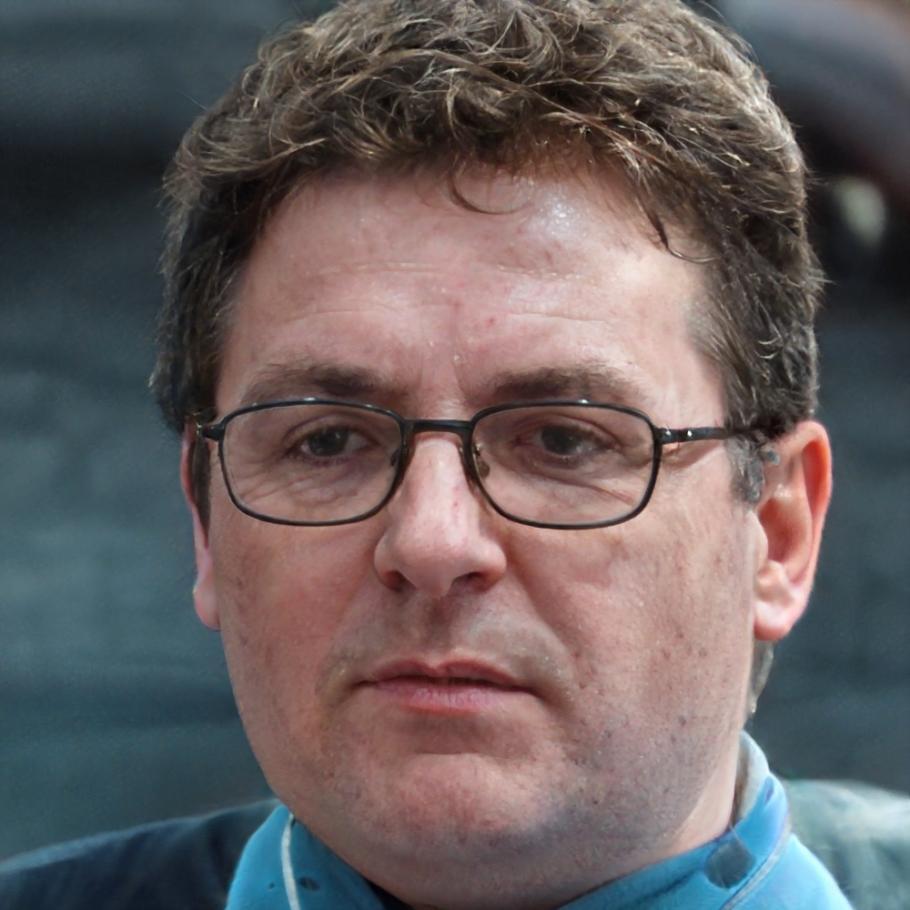 Retrato de Miguel Torres, analista de presupuestos corporativos